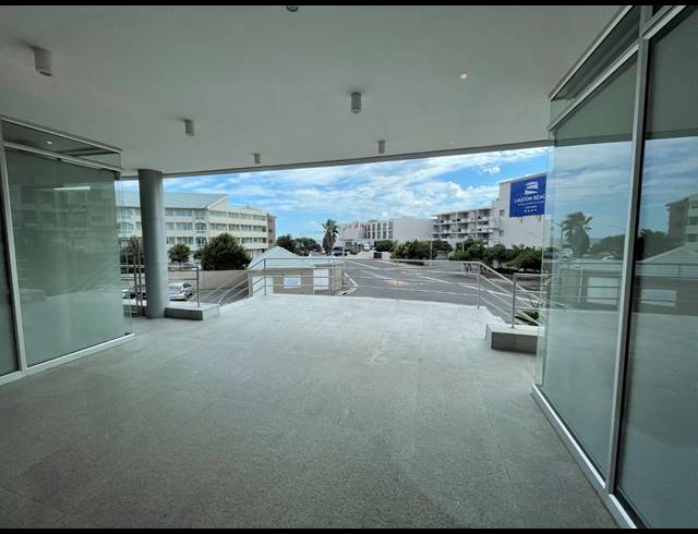 840M² BUILDING TO LET IN LAGOON BEACH